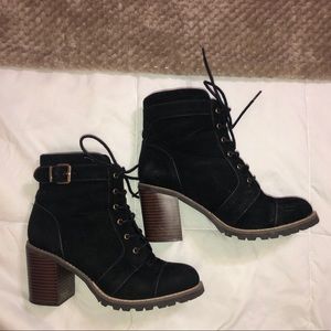 Size 9 shoe dazzle tie up booties